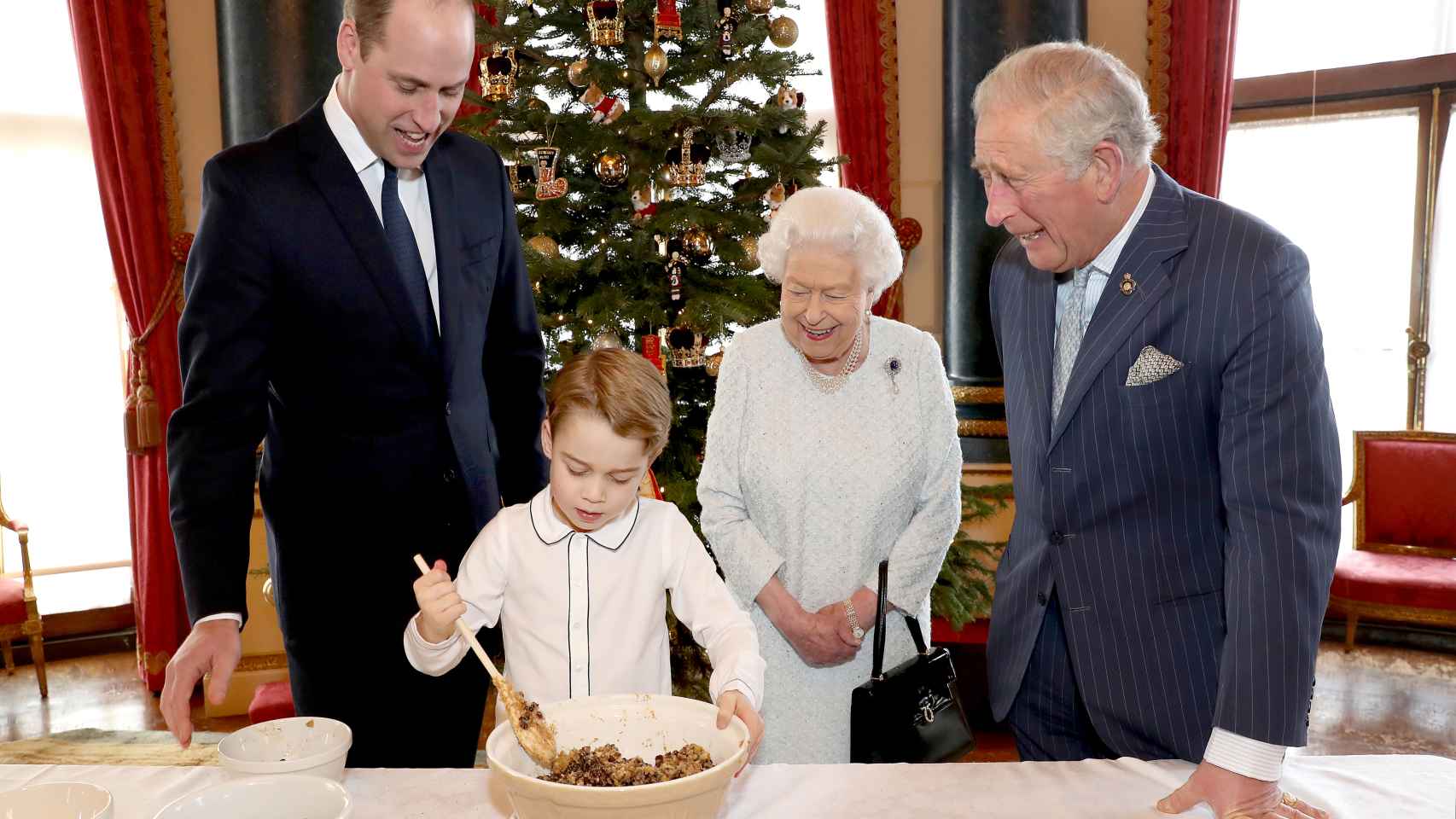 Carlos de Inglaterra, junto a la reina Isabel, el príncipe Guillermo y el príncipe George.