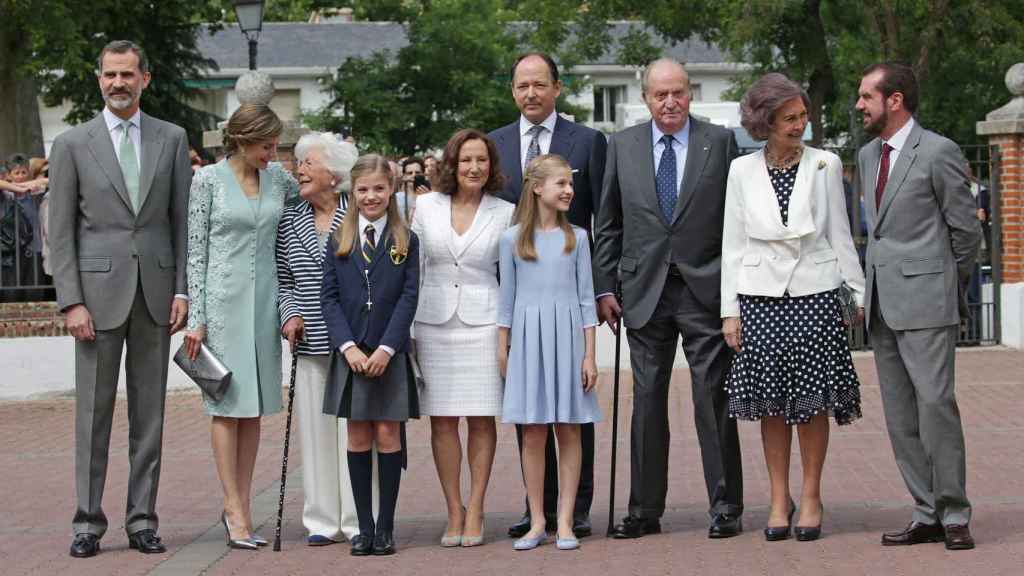 Los actuales Reyes junto a sus hijas, los monarcas eméritos y los padres y la abuela de Letizia en la Primera Comunión de la infanta Sofía en 2017.