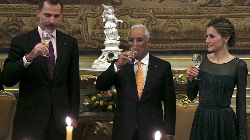 Los Reyes brindan en 2016 con el primer ministro portugués, Antonio Costa. Letizia solo hizo el amago, pero no bebió.