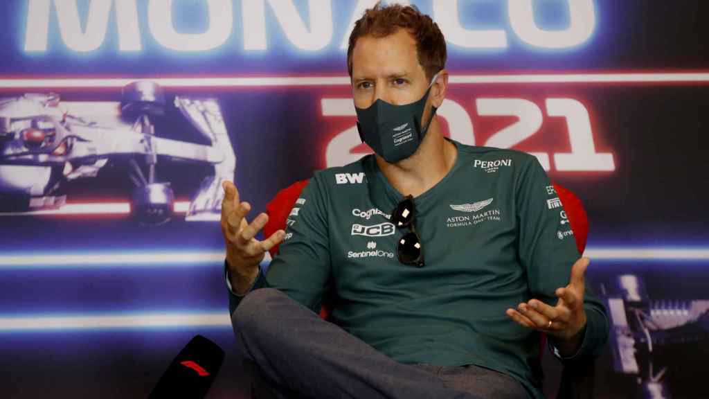 Vettel atiende a la prensa en el Gran Premio de Mónaco