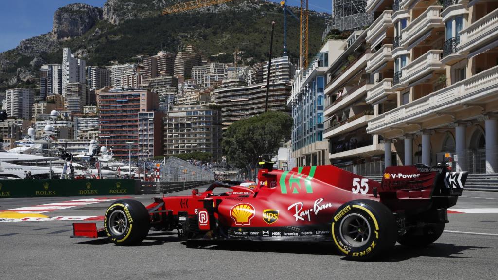 Carlos Sainz con su Ferrari SF21 en el Gran Premio de Mónaco