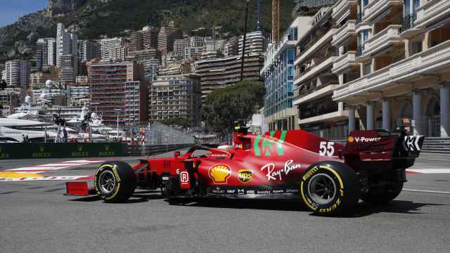 Carlos Sainz con su Ferrari SF21 en el Gran Premio de Mónaco