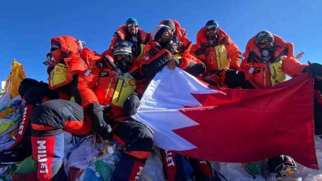 El príncipe de Bahréin con su expedición real en la cima del Everest