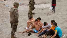 El Ejército de Tierra vigila a un grupo de inmigrantes menores en las playas de Ceuta.