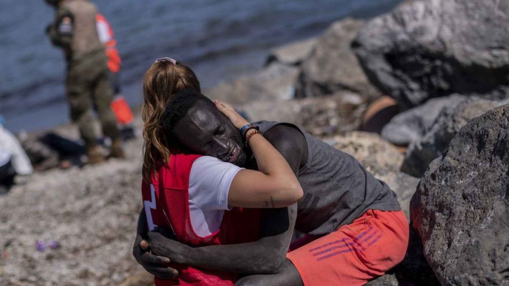 Abdou se abraza y recibe el consuelo de Luna Reyes, de Cruz Roja, el 19 de mayo de 2021 en Ceuta.