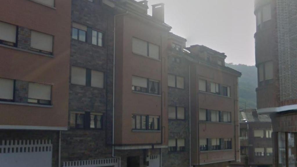 La calle Puerto de Tarna, en Pola de Laviana (Asturias), donde ha tenido lugar el suceso.