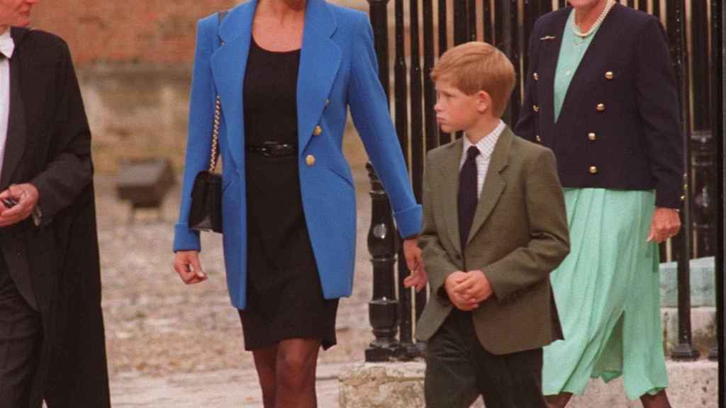 Harry de Inglaterra junto a su madre, en una foto de archivo.