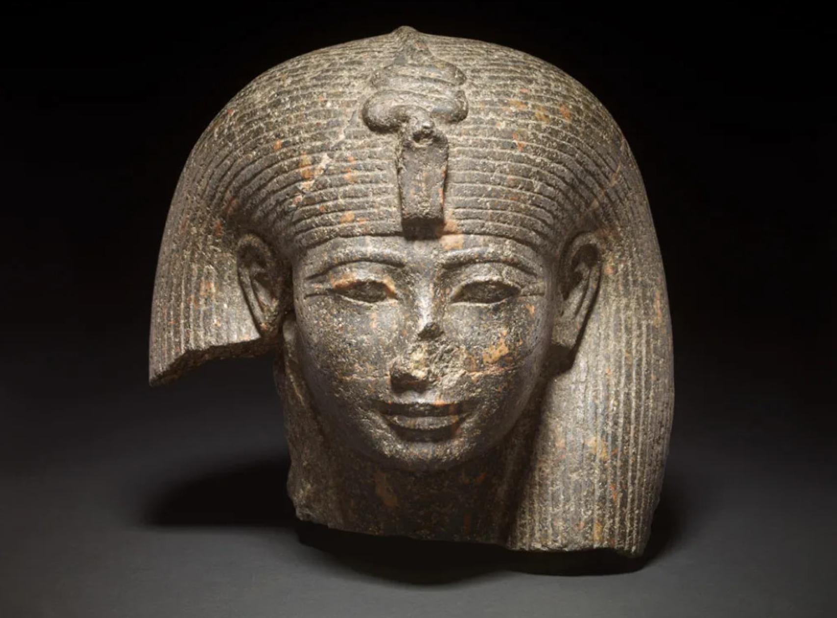 Cabeza de reina o diosa de la Dinastía XVIII del Antiguo Egipto.