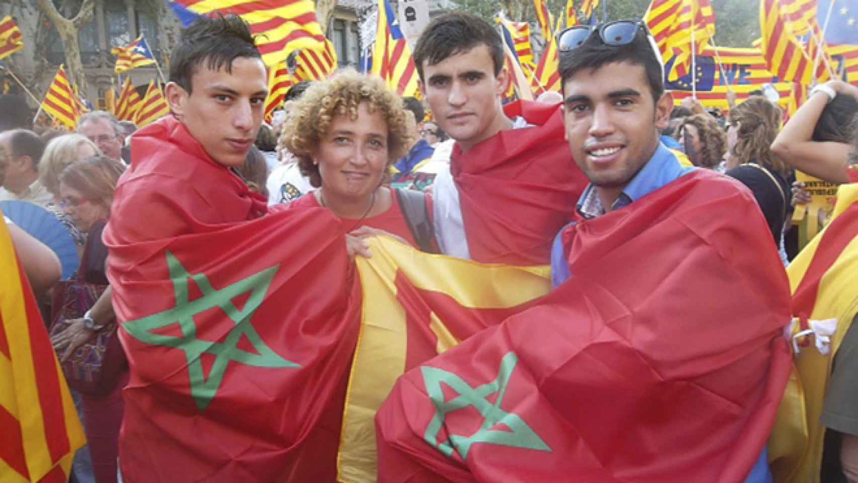 Jóvenes marroquíes con la bandera de su país, en una de las manifestaciones independentistas de Barcelona.