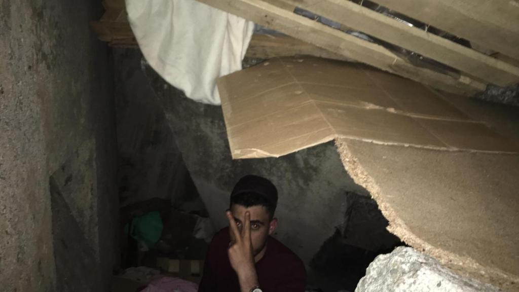 Interior de una de las cuevas artificiales donde duermen los jóvenes en la escollera de Ceuta.