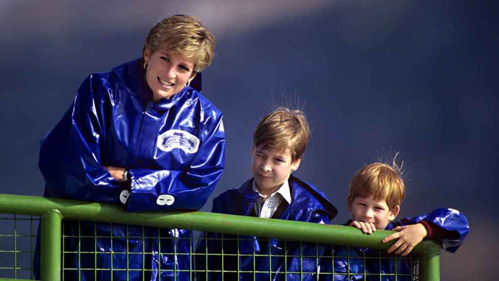 El príncipe Guillermo junto a su madre y su hermano, Harry.