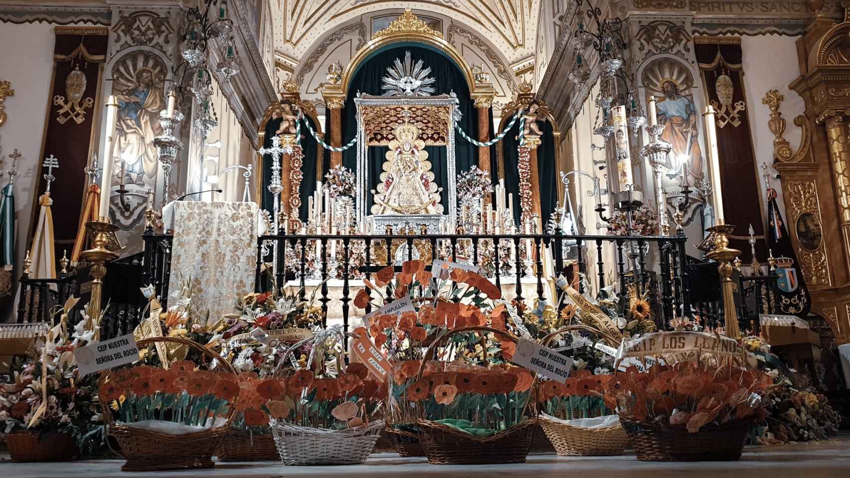 Ofrenda floral a la Virgen del Rocío en la parroquia de Almonte
