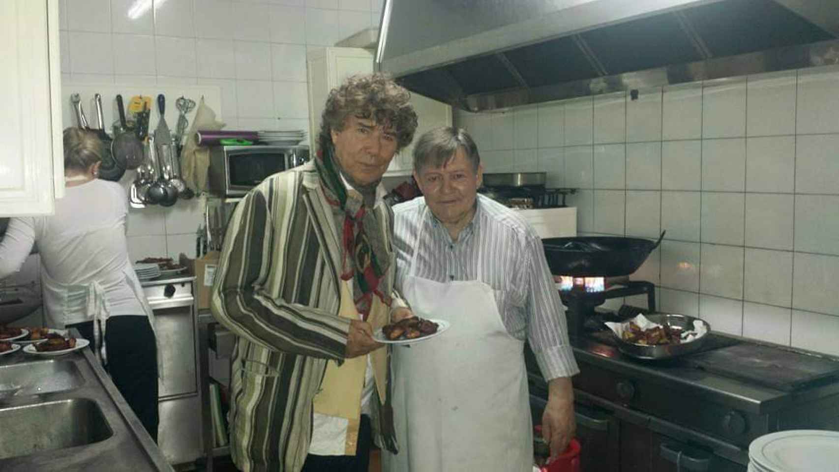 Jesús Quintero con Rosendo en la cocina de El Tamborilero