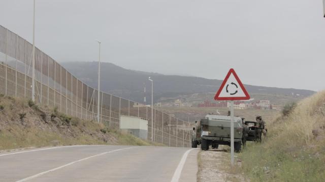 Un camión del Ejército español en las inmediaciones de la frontera de Melilla.