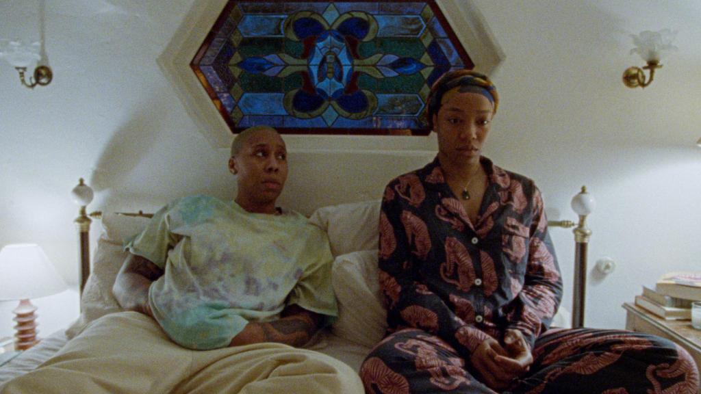 Lena Waithe junto a Naomie Ackie en la tercera temporada de 'Master of None'.