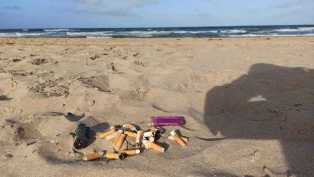 ¿Sanción o concienciación? Elche opta por recomendar a sus bañistas no fumar en las playas