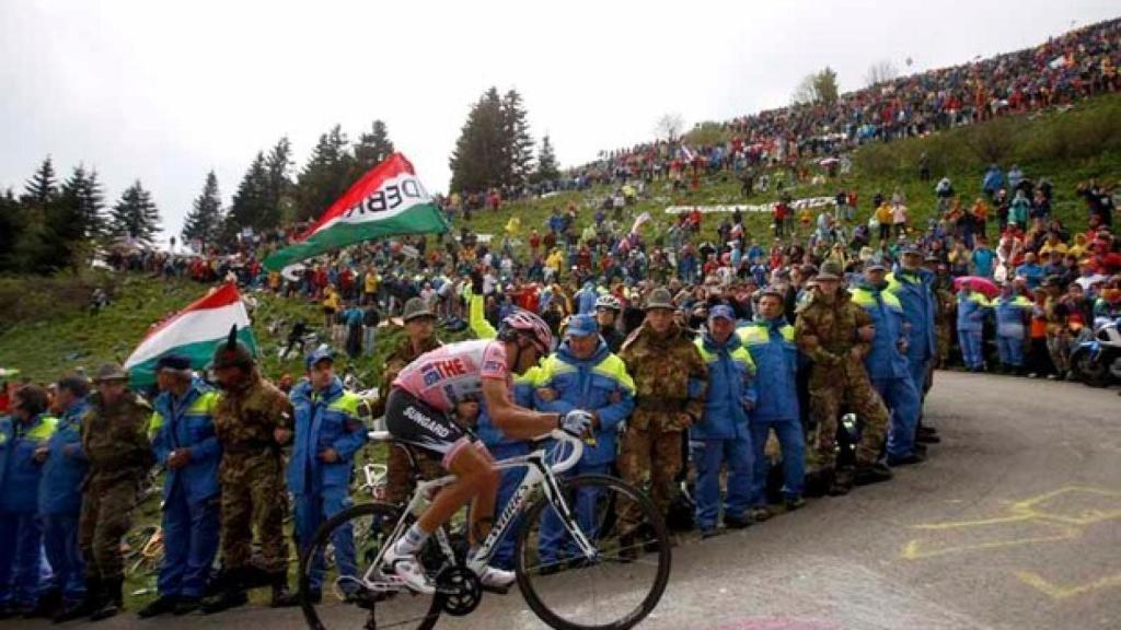 Alberto Contador en una de las míticas curvas del Zoncolan