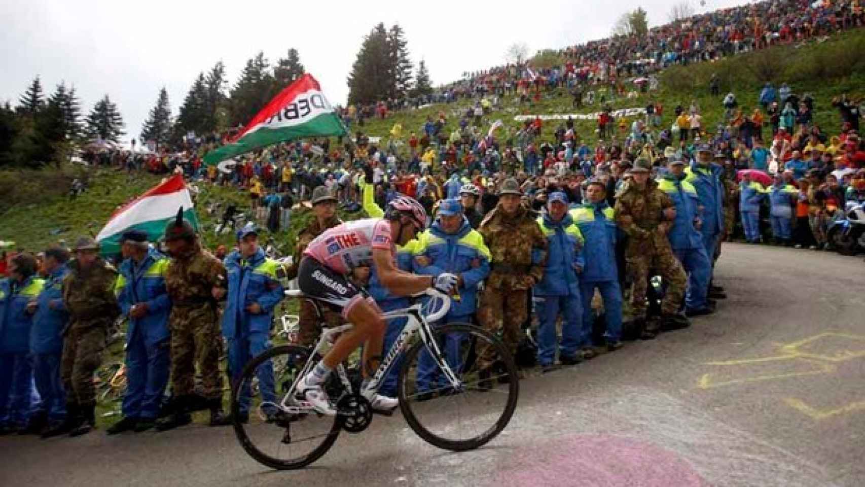 Alberto Contador en una de las míticas curvas del Zoncolan