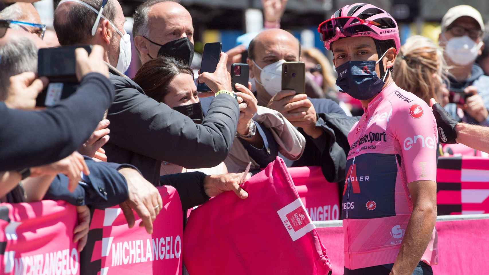 Egan Bernal antes de la salida de una etapa del Giro de Italia 2021