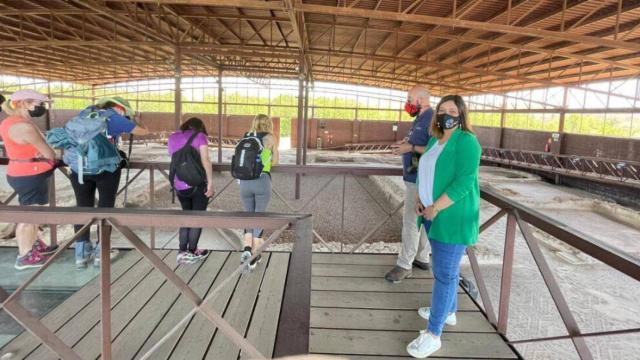 La viceconsejera de Cultura y Deportes de Castilla-La Mancha, Ana Muñoz, este viernes durante una visita al parque arqueológico de Carranque (Toledo)