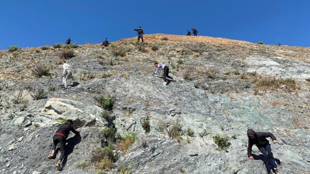 Antidisturbios marroquíes tratan de impedir el paso de los desalojados que intentan llegar otra vez al Tarajal (Ceuta).