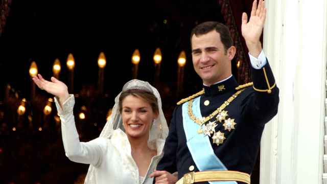 Felipe y Letizia saludando a los invitados tras contraer matrimonio ese día lluvioso de mayo de 2004.
