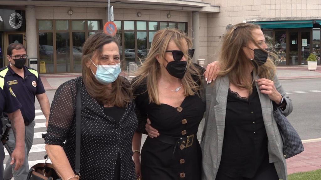 Ana, Celia y Amalia García Obregón lloran la muerte de su madre.