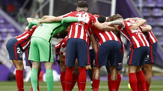 Piña de los jugadores del Atlético de Madrid antes del partido