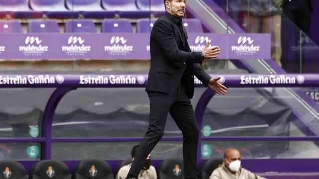 El 'Cholo' Simeone da órdenes a sus jugadores desde la banda de Zorrilla