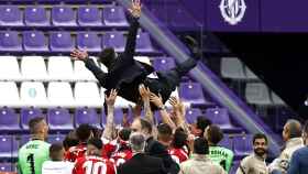 Diego Pablo Simeone manteado por los jugadores del Atlético de Madrid