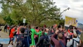 La celebración del Atlético: abrazos sin mascarillas con los aficionados tras evitar a la policía