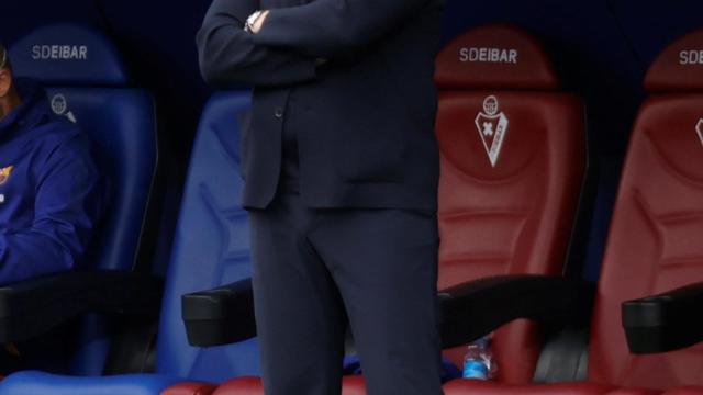 Koeman con rostro serio en el partido ante el Eibar