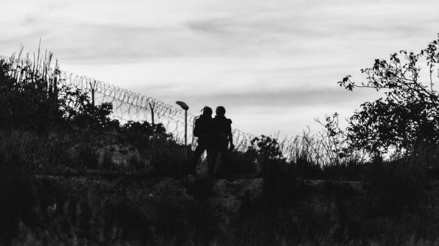 Dos agentes de policía, frente a la frontera que separa Melilla y Marruecos.