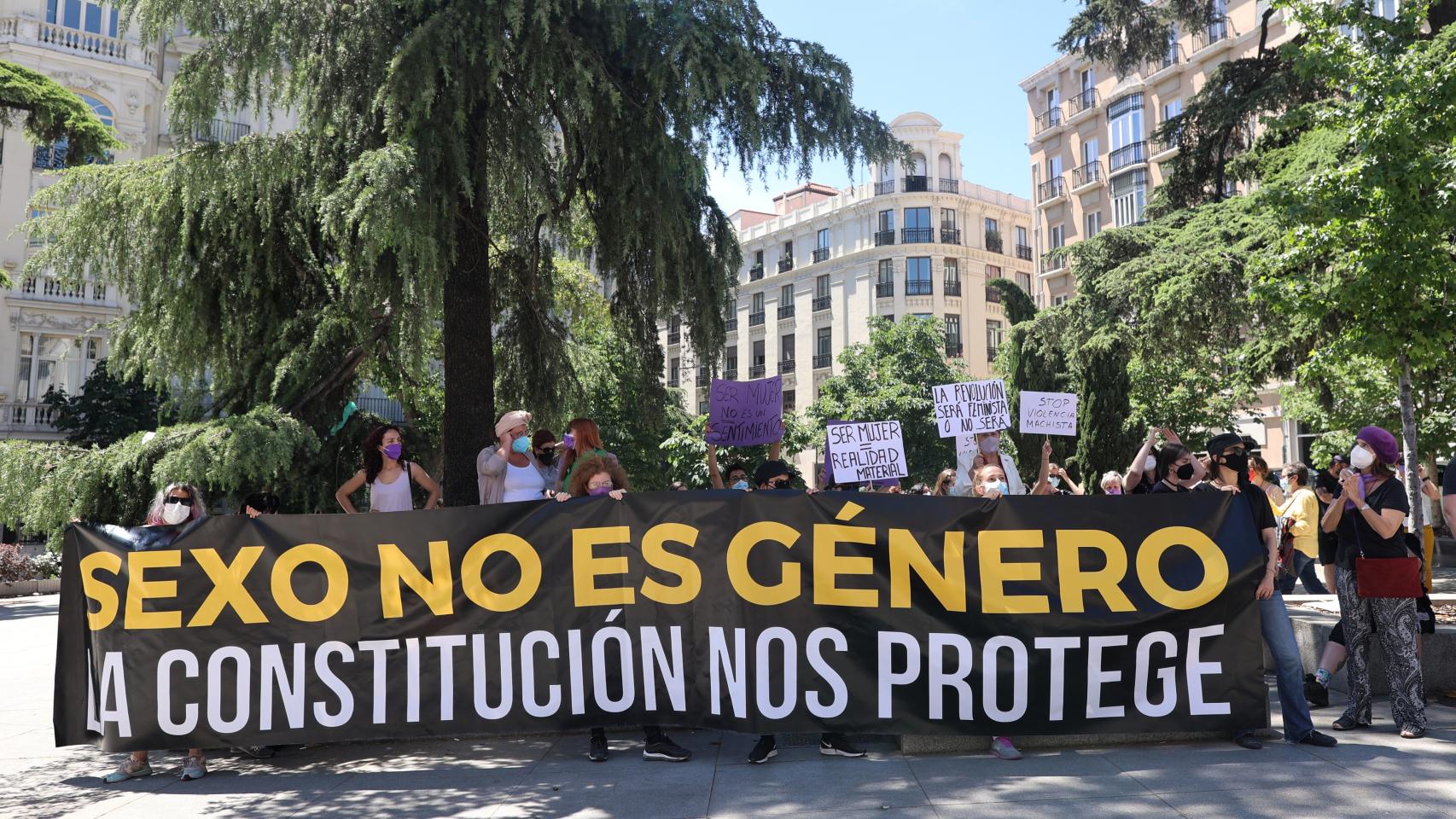 La guerra de las feministas contra Irene Montero en cinco puntos así destrozan la Ley Trans