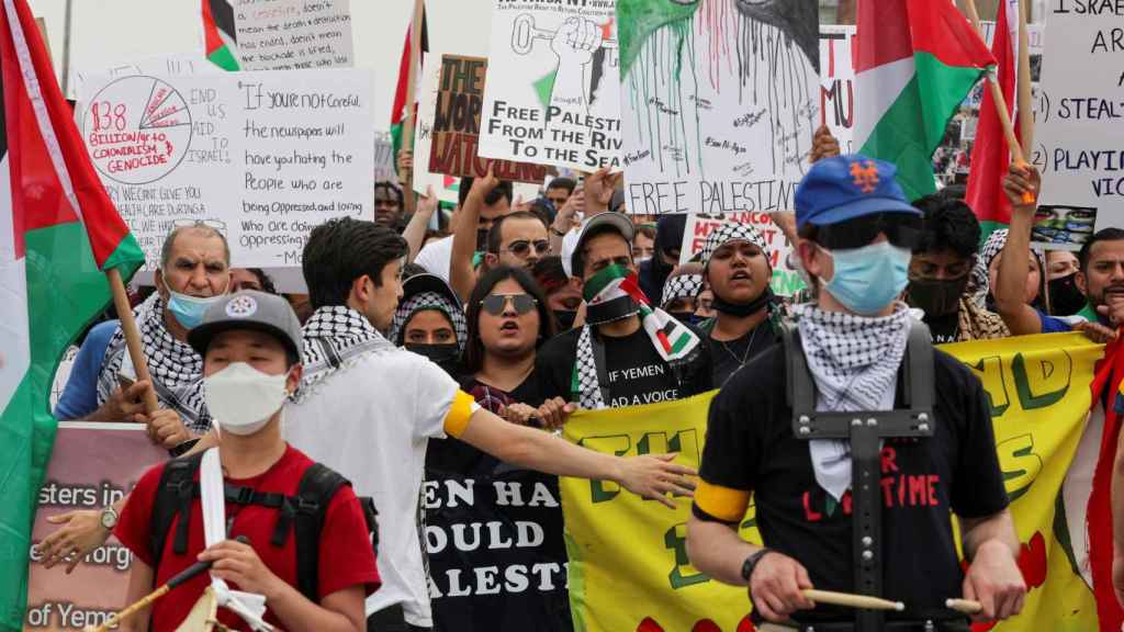 Miles de personas marchan por las calles de Nueva York en apoyo a Palestina