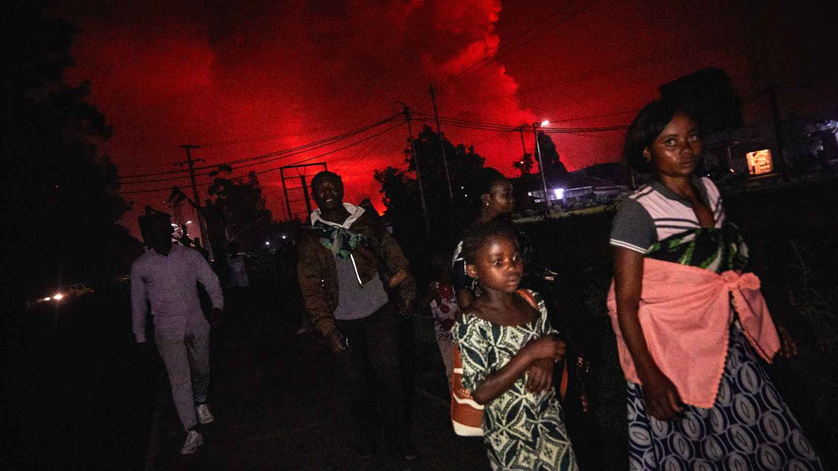 Los habitantes de Goma, en el Congo, huyen del avance de la lava del volcán Nyiragongo.