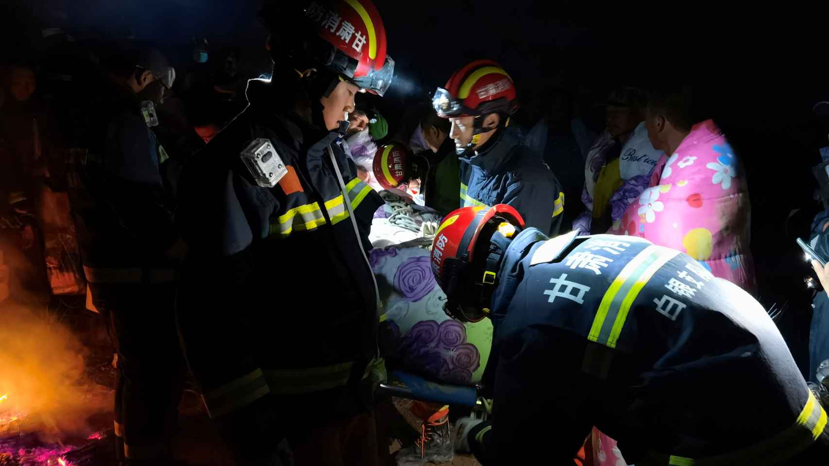 Los servicios de rescate, trasladando a uno de los corredores que murió de frío durante una ultramaratón en China