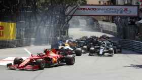 Carlos Sainz toma una curva en el GP de Mónaco