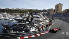 Carlos Sainz tomando una curva en el GP de Mónaco