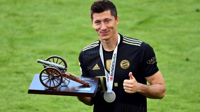 Lewandowski con el trofeo de pichichi de la Bundesliga