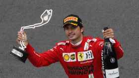 Carlos Sainz con su trofeo de segundo clasificado en el Gran Premio de Mónaco