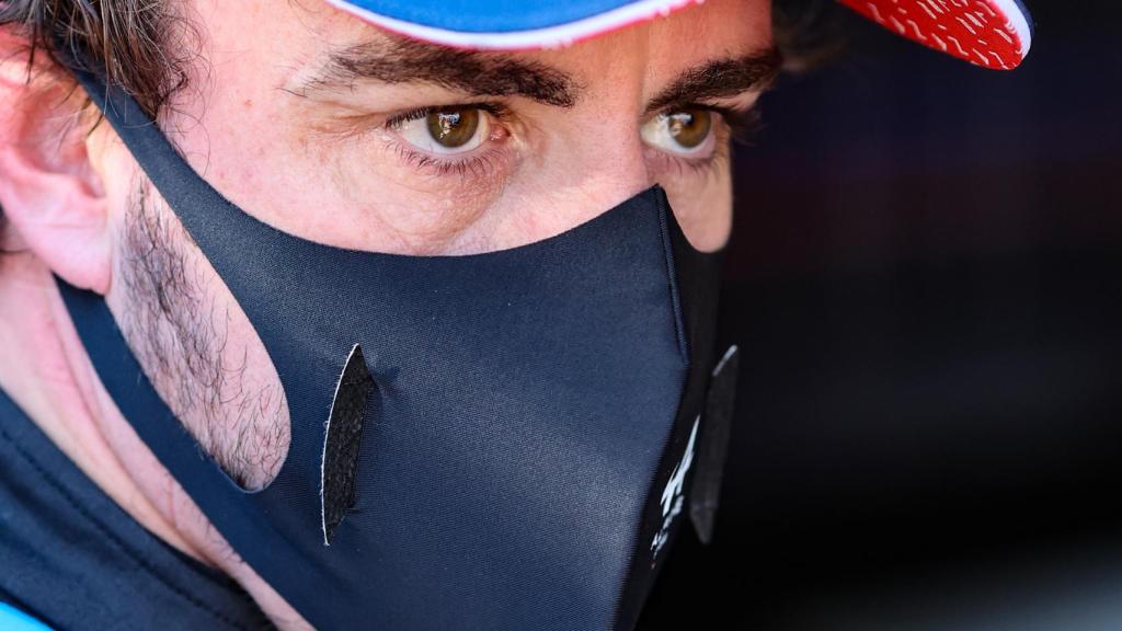Fernando Alonso en el box de Alpine en Mónaco