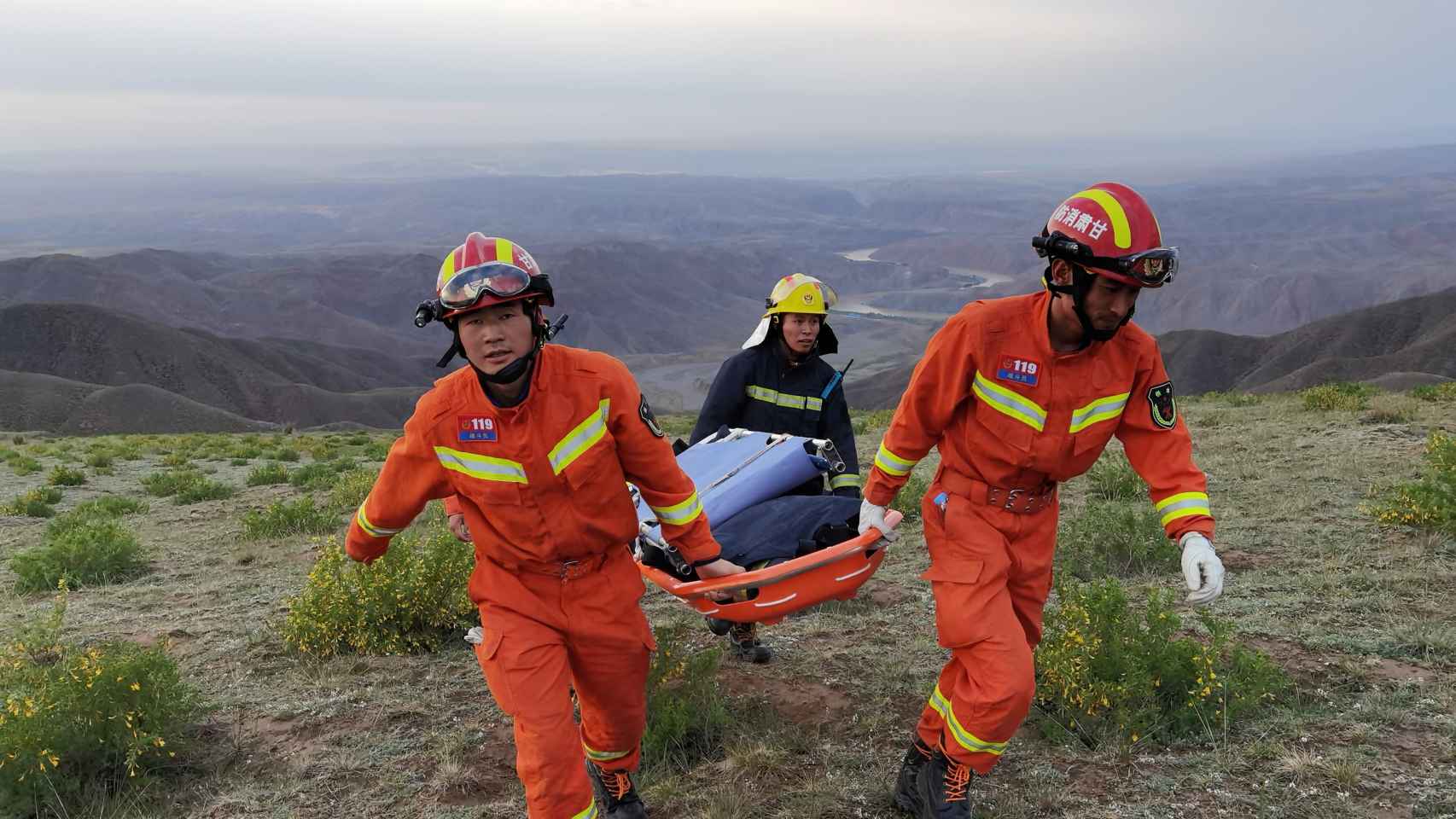Los servicios de emergencias rescatan a uno de los corredores que murieron por frío en una Ultramaratón de montaña en China