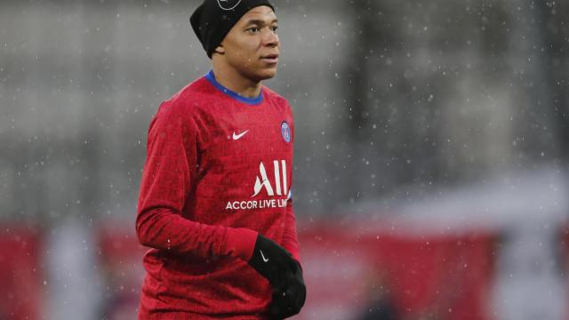 Mbappé durante un calentamiento con el PSG