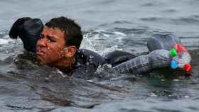 Aschraf Sabir, de 16 años, trata de alcanzar la playa de Ceuta desde Marruecos, el 19 de mayo de 2021.