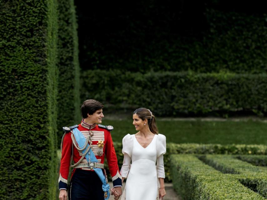 Los recién casados, paseando por los majestuosos jardines del Palacio de Liria.