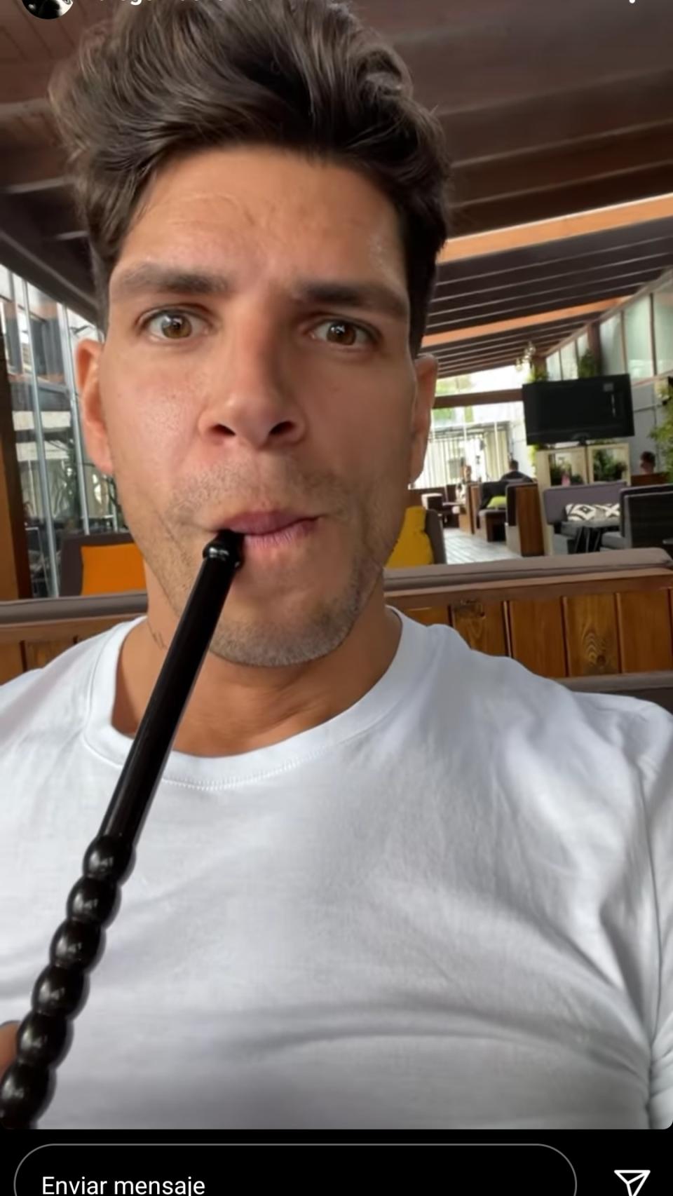 Diego Matamoros, fumando cachimba.