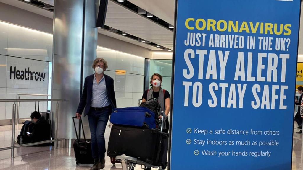 Varios viajeros en el aeropuerto de Heathrow, en Londres. Efe