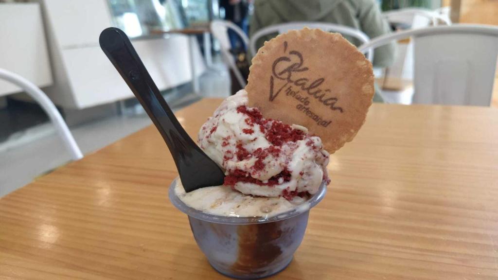Tarrina de helado de Red Velvet y de Mascarpone con dulce de leche.