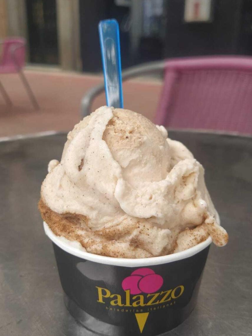 La tarrina de helado de Palazzo, que contiene una bola de avellana y otra de leche merengada.